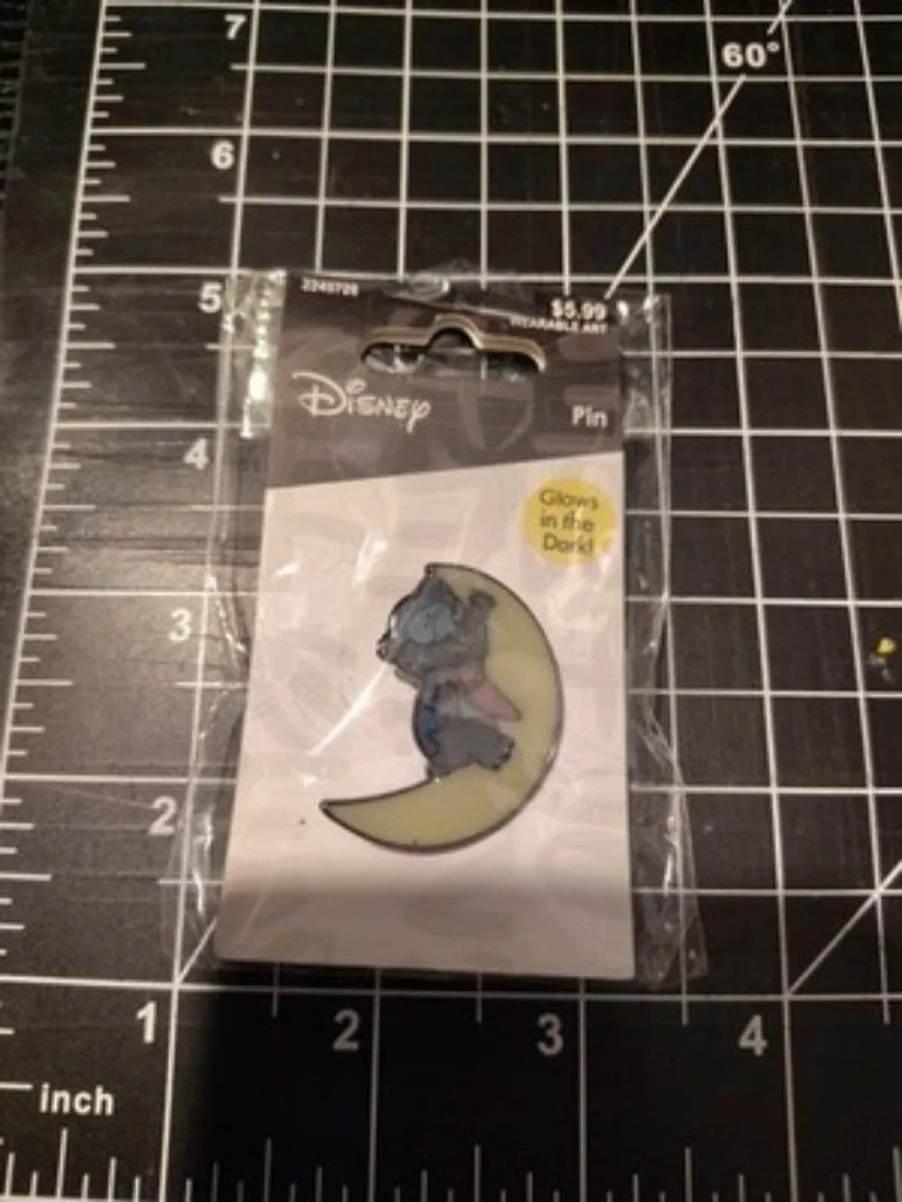 Disney Pin STITCH SLEEPING ON THE MOON new on card GLOWS IN THE DARK